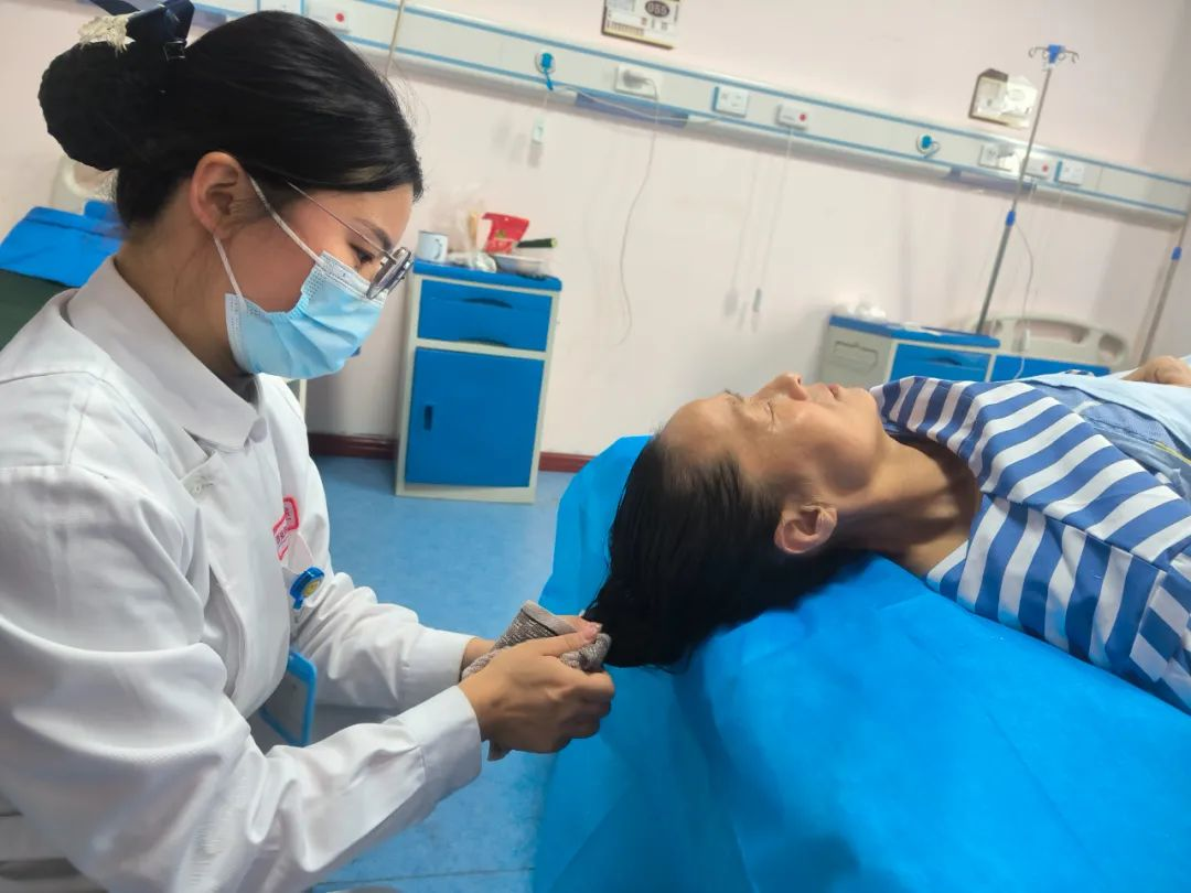 用温暖守护尊严&mdash;&mdash;记附医中医医院护士张梦瑶一次&ldquo;普通&rdquo;的洗头